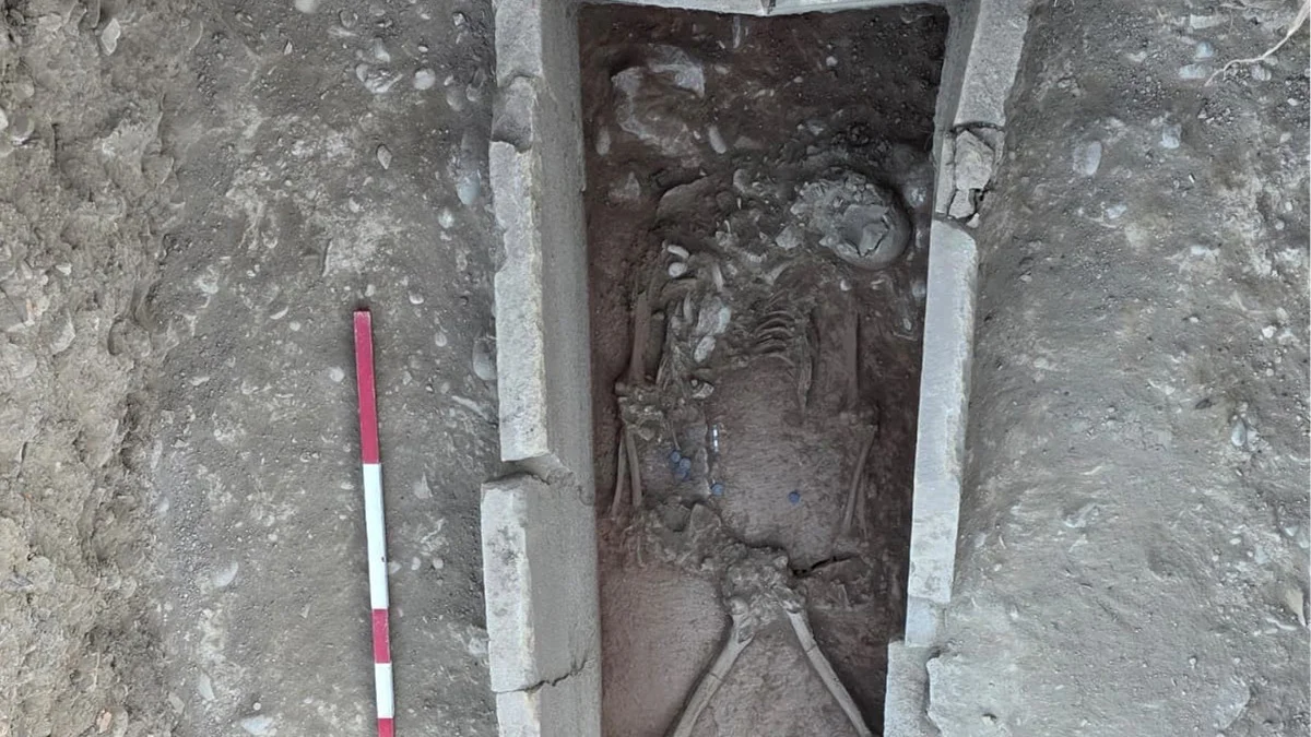 Aspendos'ta 2 bin 400 yıllık güreşçi mezarı keşfedildi