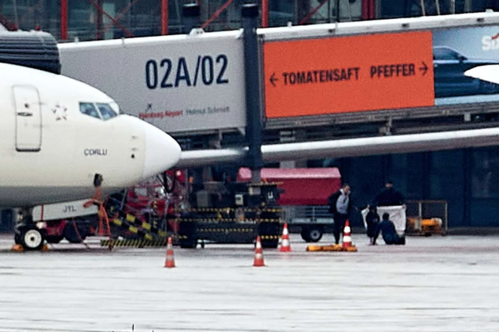 Türk baba, Hamburg’taki havalimanında çocuğunu 18 saat rehin aldı