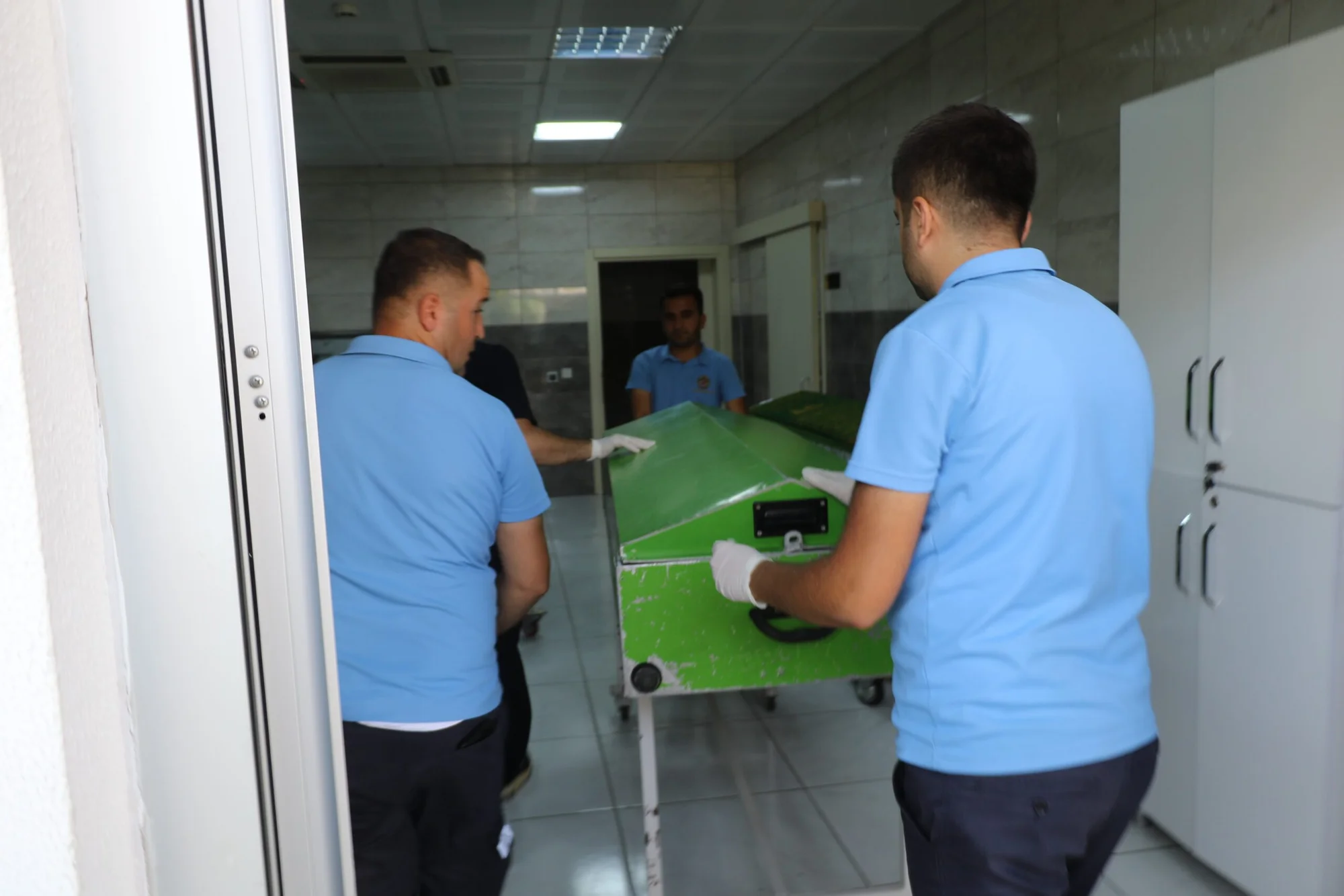 Antalya'da denize düşen kadının üzerinden parasailing teknesi geçti