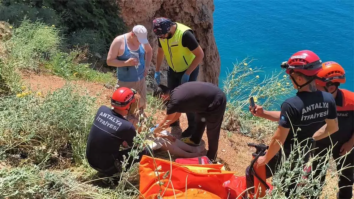 Antalya manzarasını izlemek isteyen turist ölümden döndü