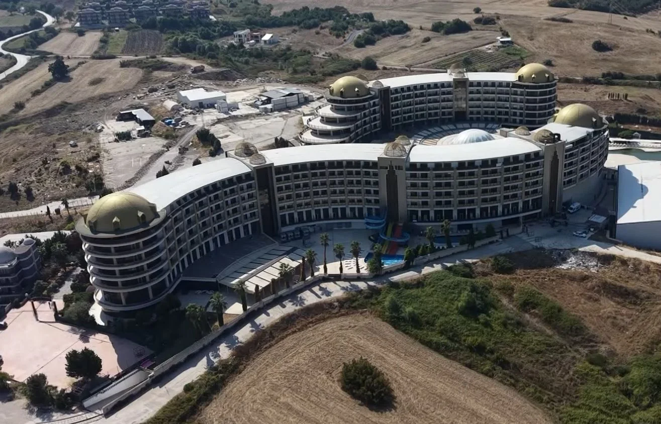 Turizm İşletme Belgesi iptal edilen otelin çalışanları, maaş ve tazminatlarını istiyor