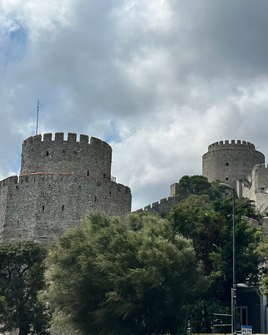 Rumeli Hisarı'ndaki bitmeyen restorasyona tepki: "90 günde yapıldı, 6,5 yıldır bitirilemiyor"