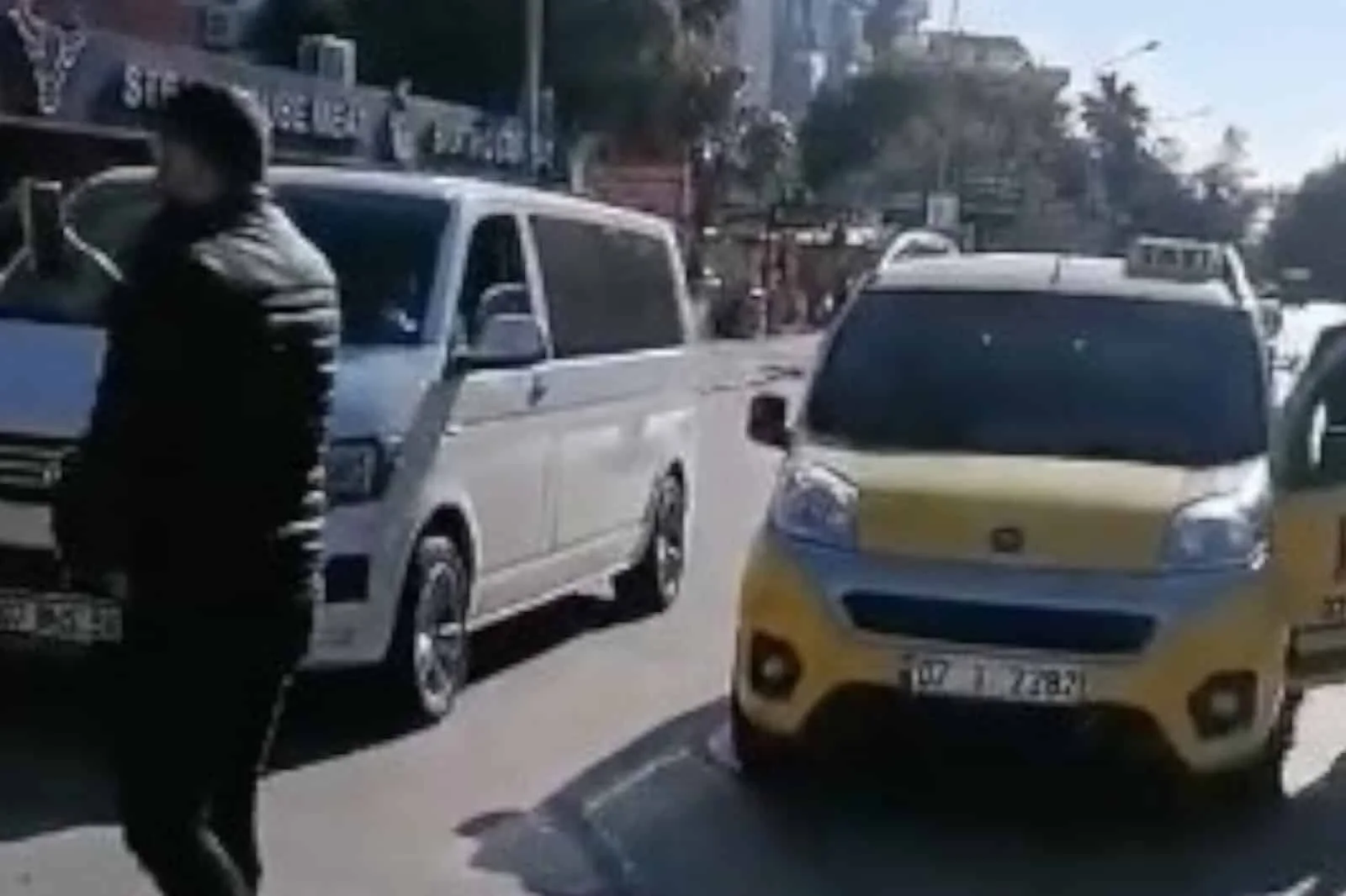Antalya’da tur şirketine ait aracın önünü kesen taksiciler gözaltına alındı