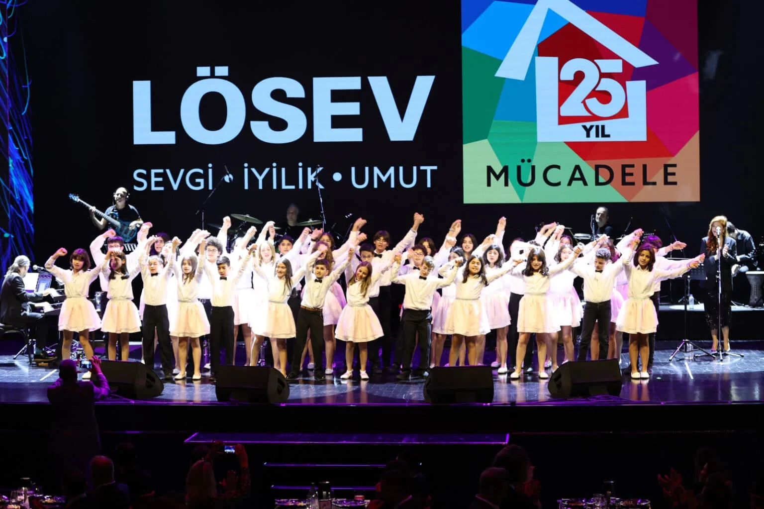 LÖSEV’in 25. Yıl Galası, Cosmos Theatre’da gerçekleştirildi