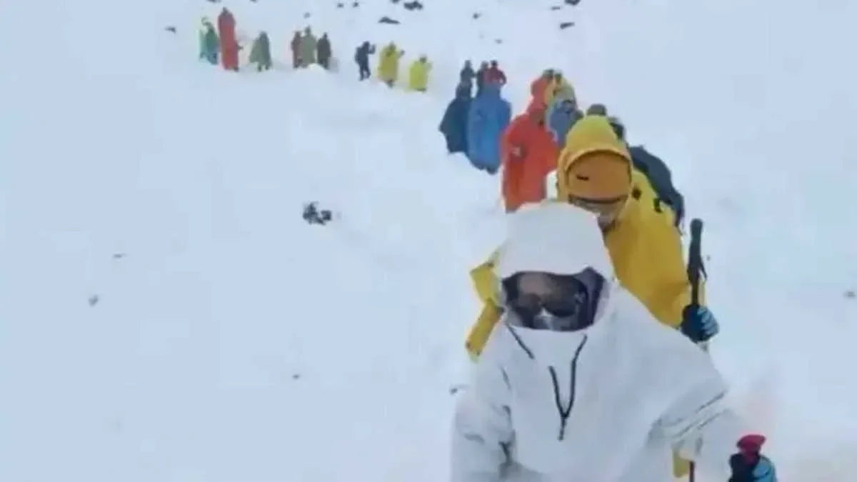 Everest’teki kar fırtınası nedeniyle bin kişi dağda mahsur kaldı