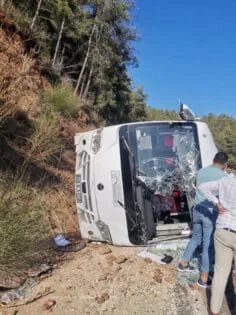 Otel personelini taşıyan servis devrildi
