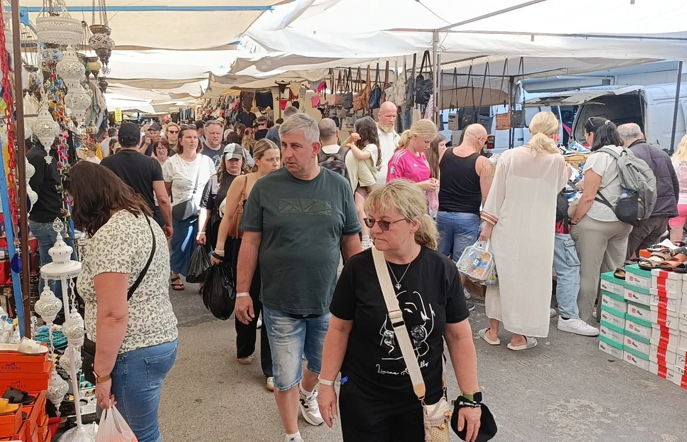 Antalya'da turistler, otellerinden çıkıp akın akın alışverişe gidiyor