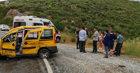 TIR'ın savrulan dorsesi taksiye çarptı: 2'si turist 3 yaralı