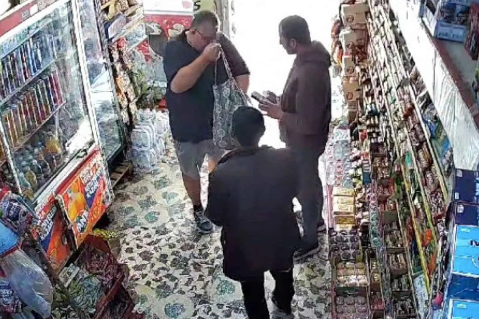 Antalya’da işyeri sahibi namaz kılarken Alman turist çantasını doldurdu