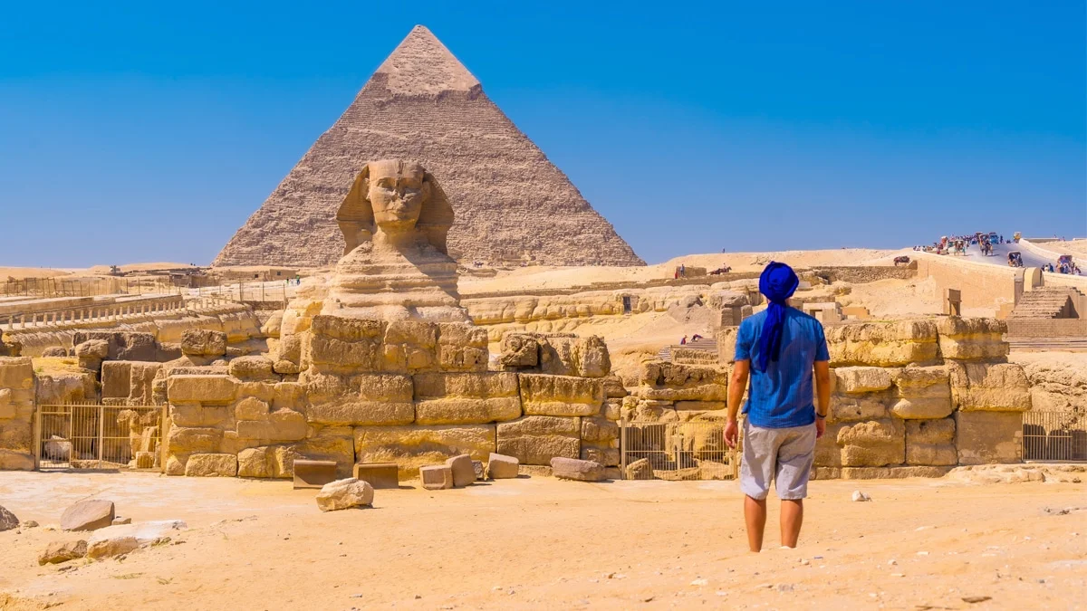Mısır, ülkeden giden turistler için çıkış vergisi getirecek