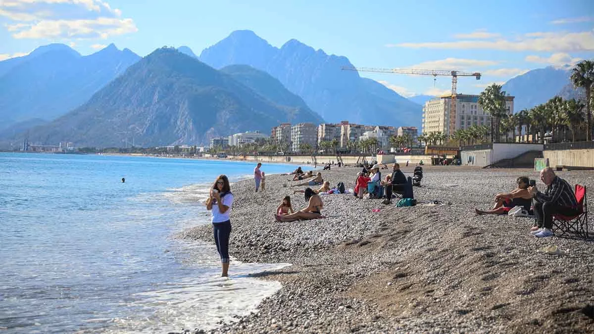 Antalya’da Aralık ayında denize girip, güneşlendiler