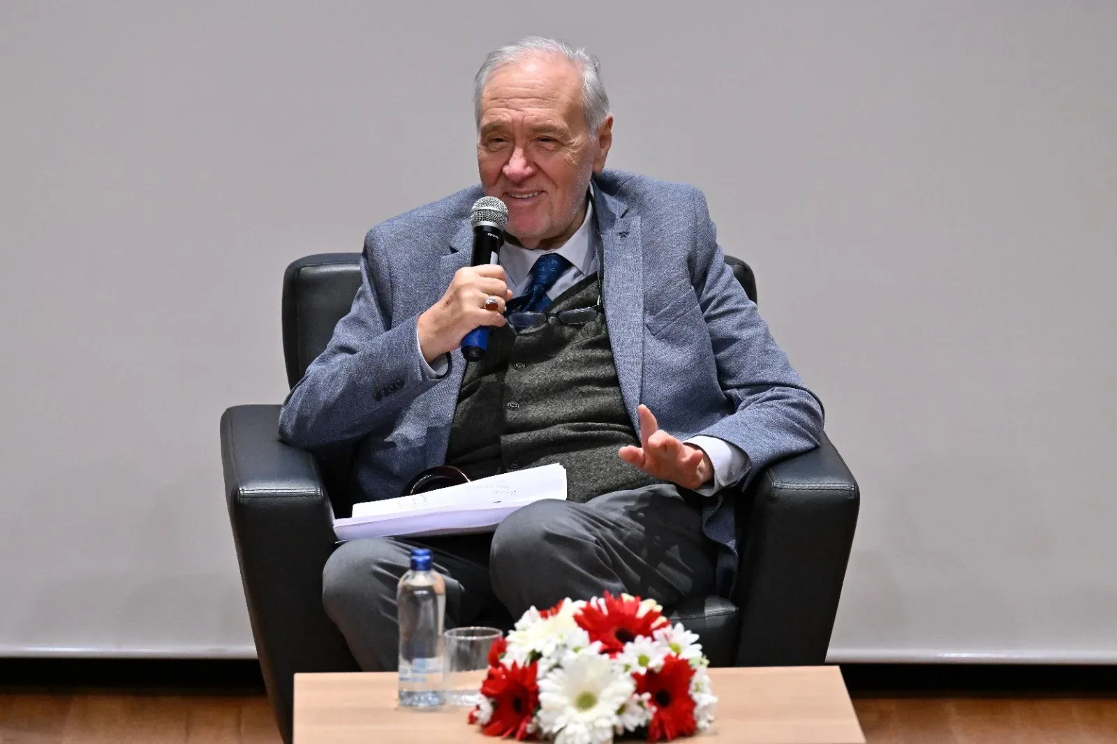 İlber Ortaylı: "Seyahat etmek, uçağa binip her şey dahil lüks bir otele kapanmak değildir"