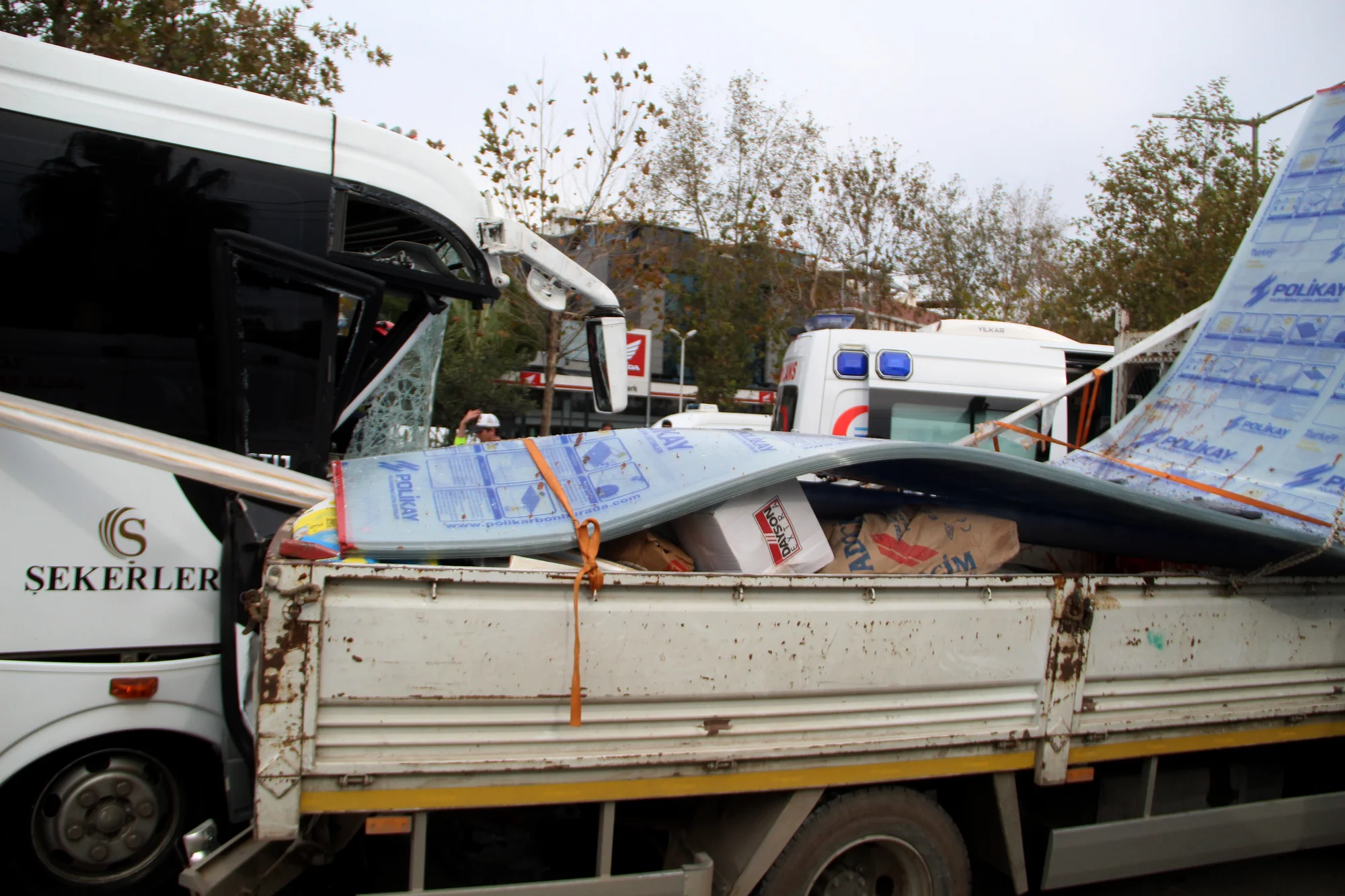 Antalya havalimanına personel taşıyan midibüs ile kamyonet çarpıştı: 9 kişi yaralandı