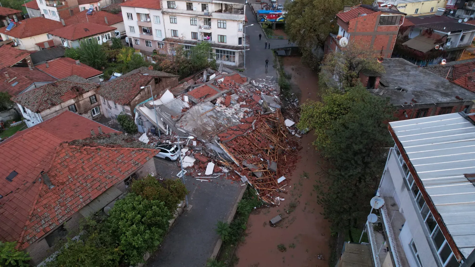 Balıkesir'de deprem: Gece yaşanan deprem yıkıma neden oldu