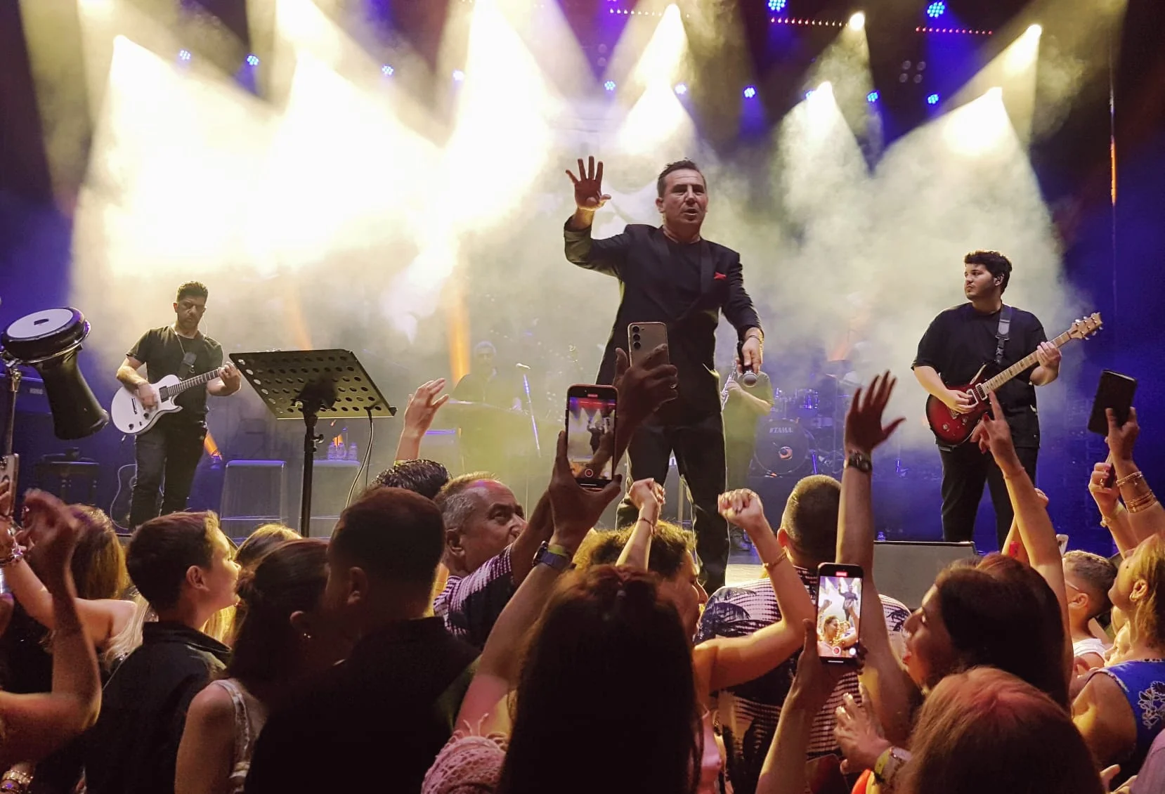 Ferhat Göçer, Cosmos Theatre’da hayranları ile buluştu