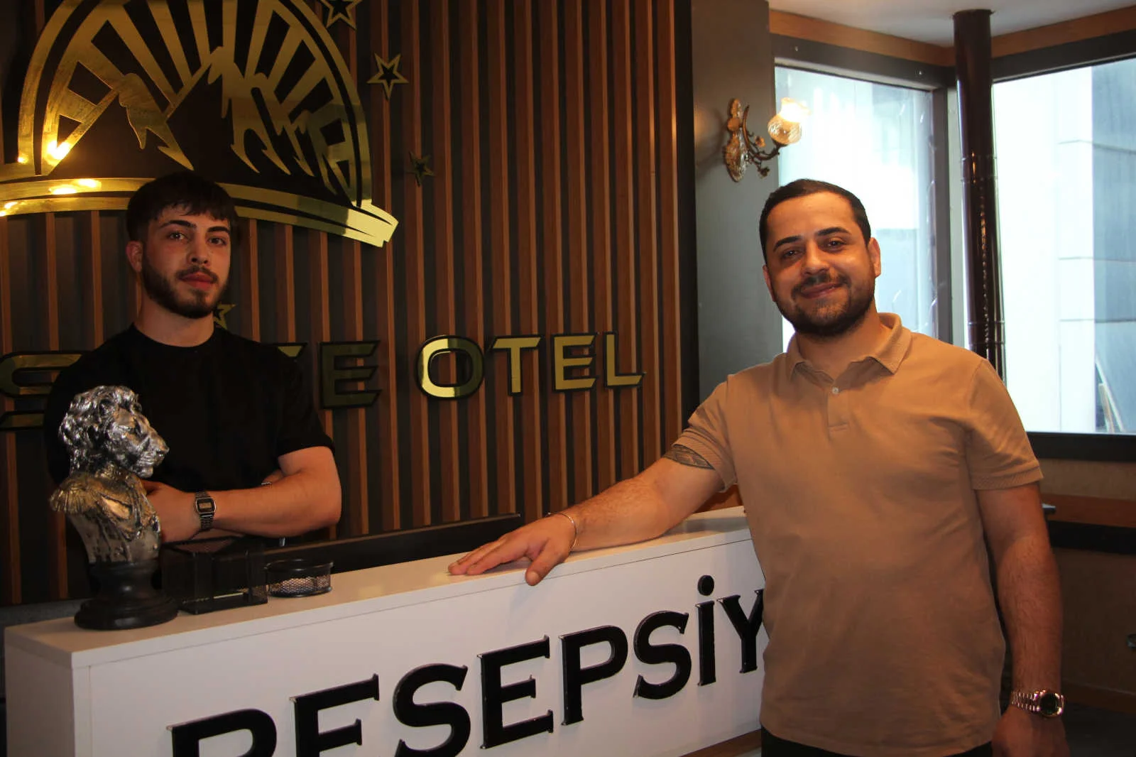 Otel sahibi, otelin kapısında doğum yapan müşterisine konaklama ve altın hediye etti