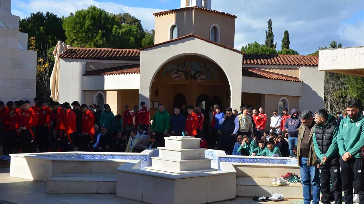 Antalya'da kamp yapan futbol takımları Dinler Bahçesi'ni ziyaret etti