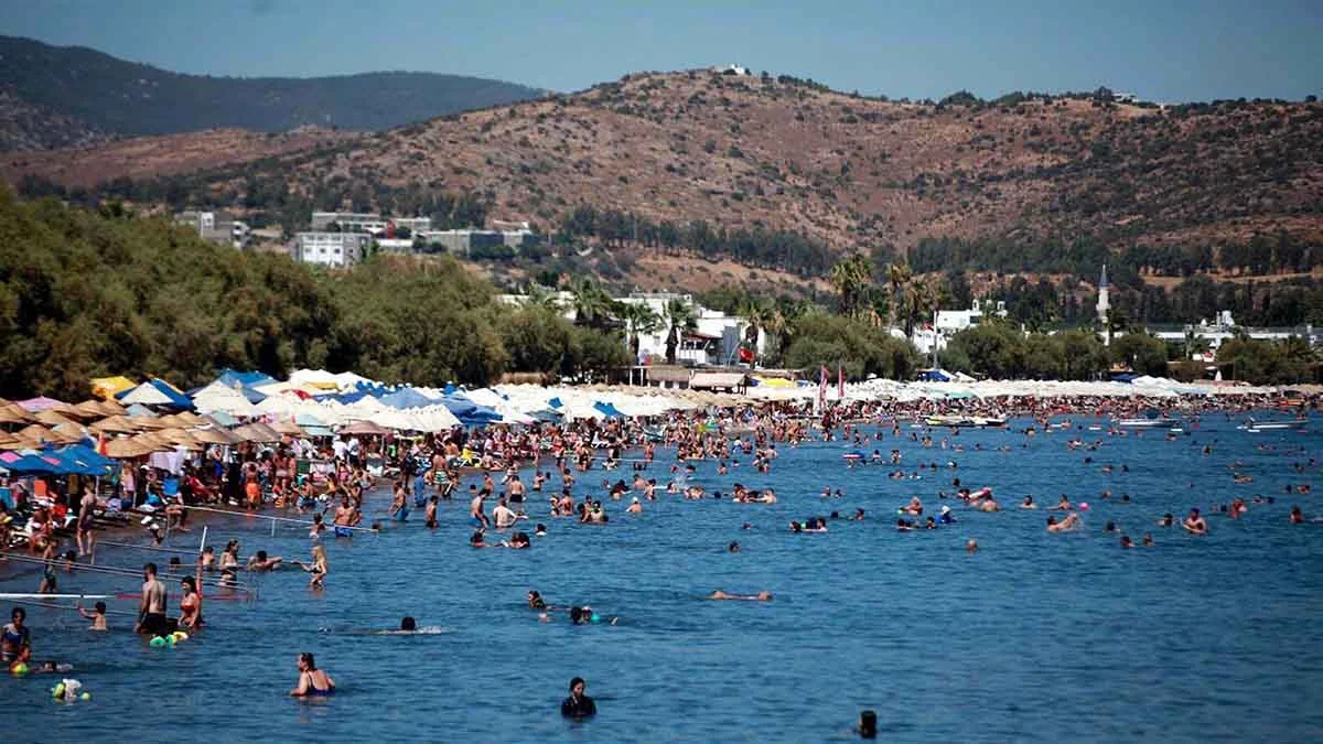 Ege Denizi'nde su sıcaklığı arttı: Yüzme sezonu 11 gün uzadı