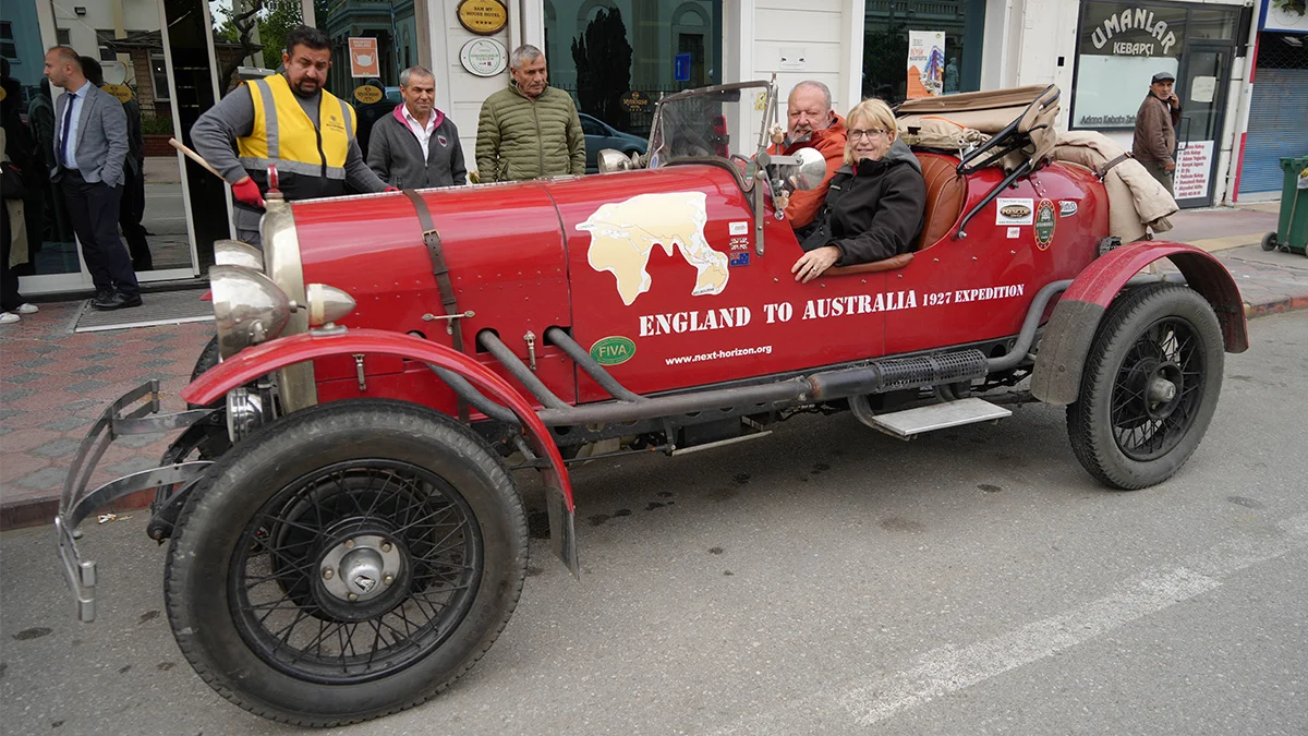 Asırlık klasik otomobille dünyayı turlayan İngiliz çiftin yeni durağı Samsun oldu