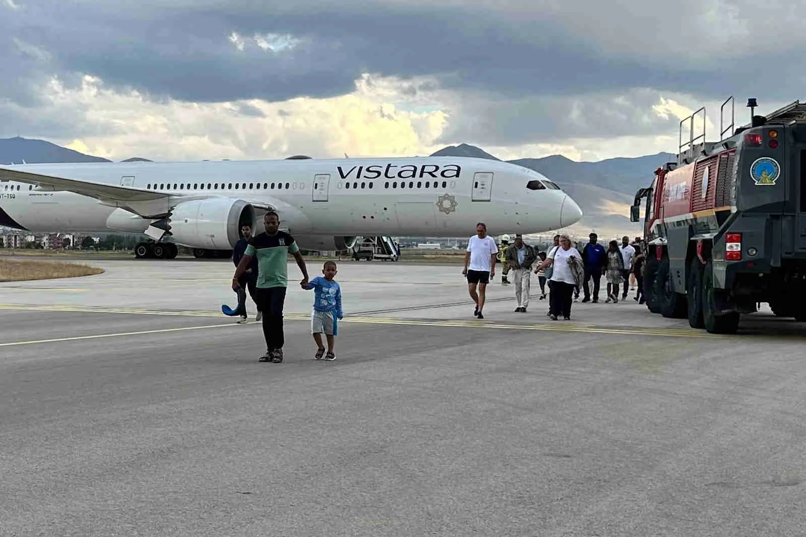 Tuvalette “Uçakta bomba var” notu bulundu