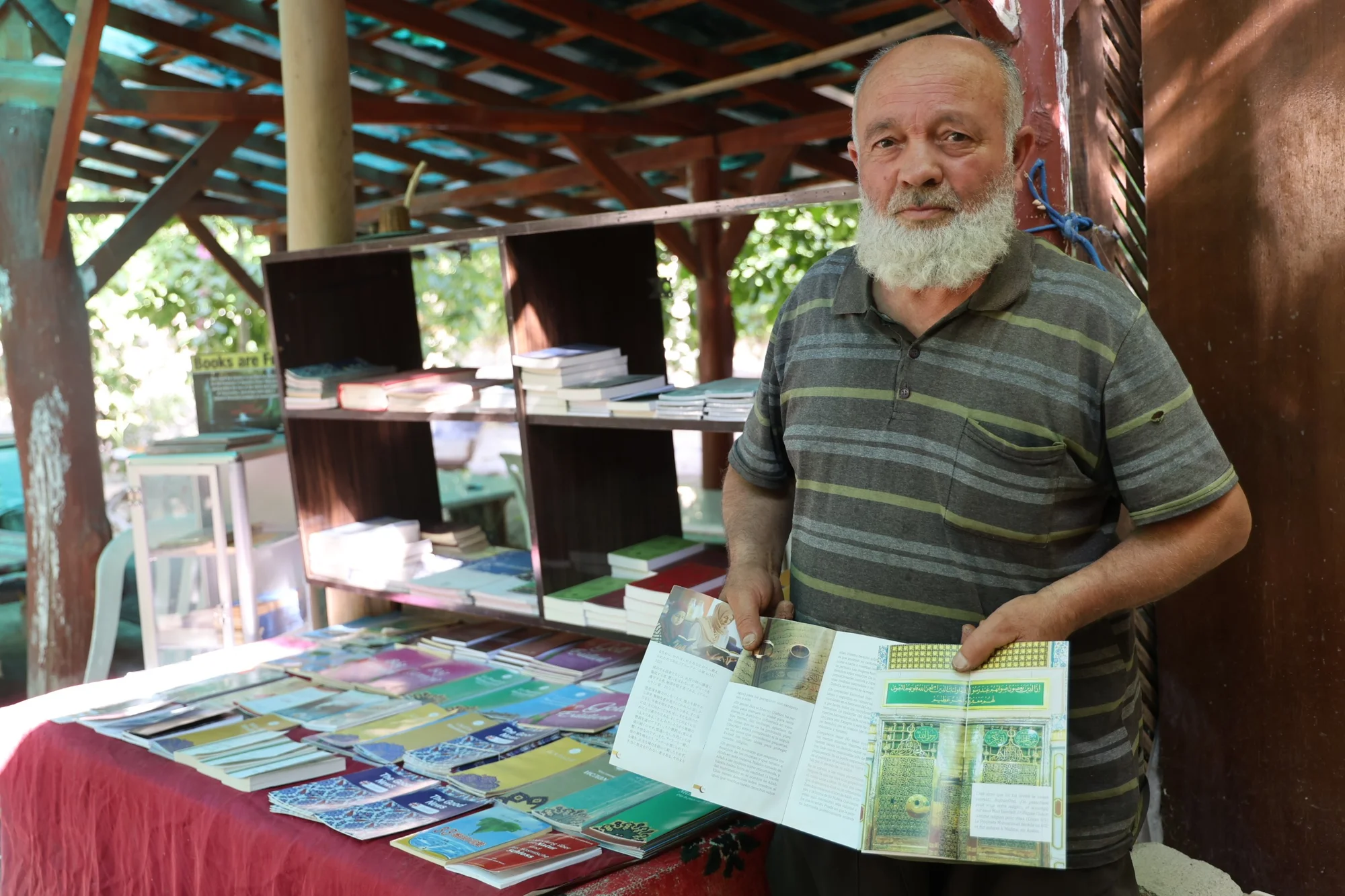 30 yıldır turistlere 15 farklı dilde Kur'an-ı Kerim meali dağıtıyor