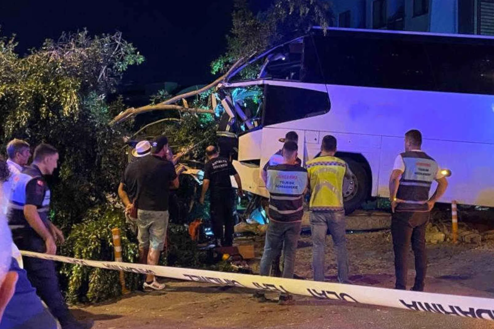 Antalya’da otel duvarına çarpan tur otobüsünün sürücüsü hayatını kaybetti