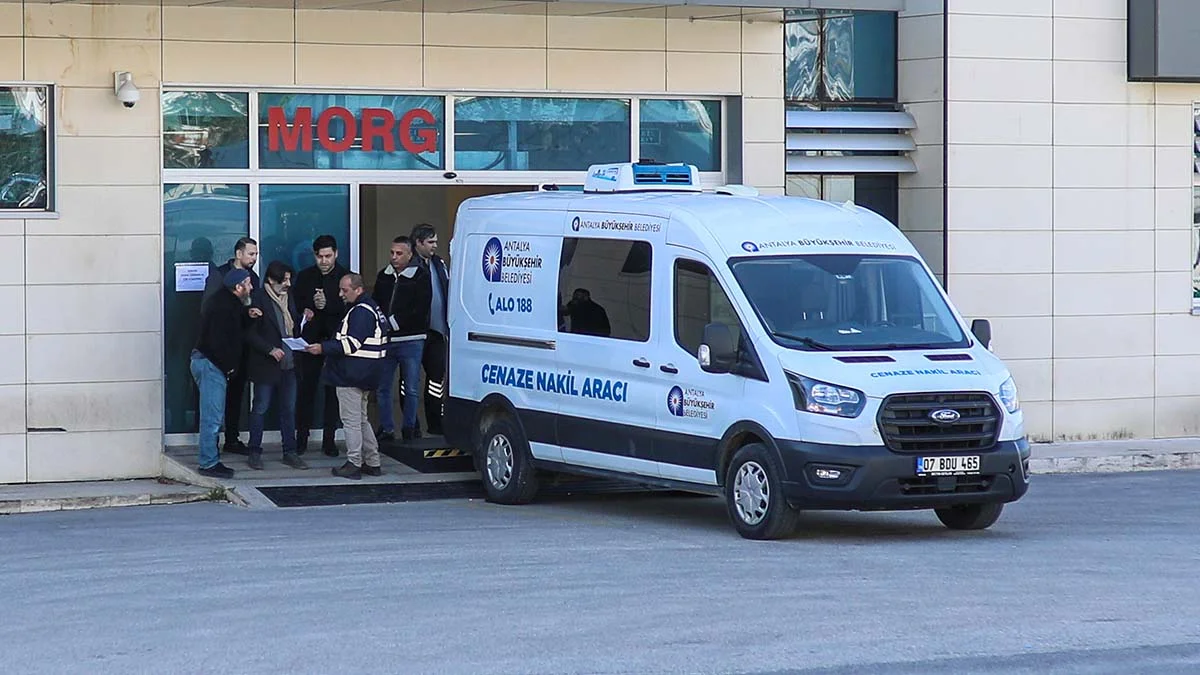 Antalya'da otel çalışanı, kaza sonrası çıkan kavgada bıçaklanarak öldürüldü