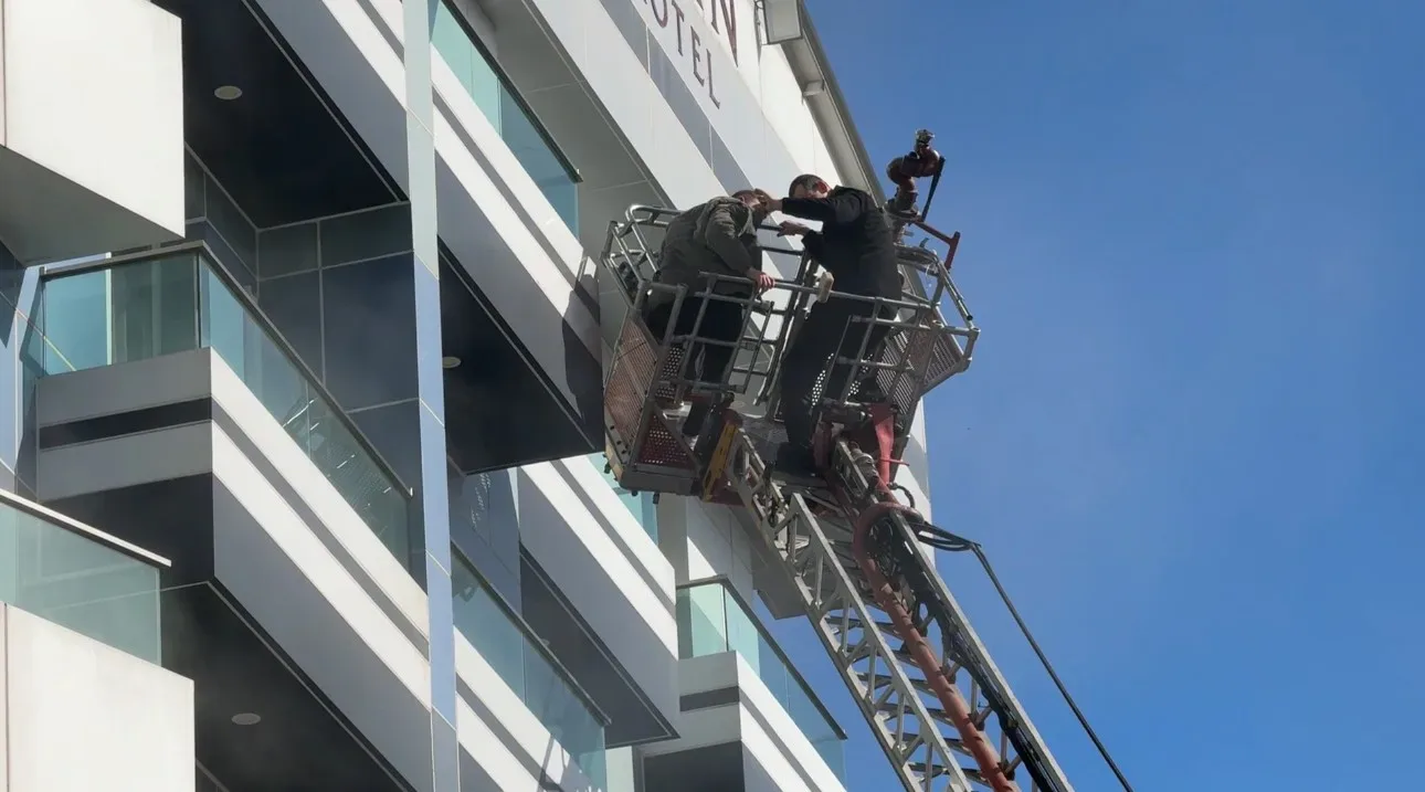Otel yangınında mahsur kalan 8 kişiyi itfaiye kurtardı