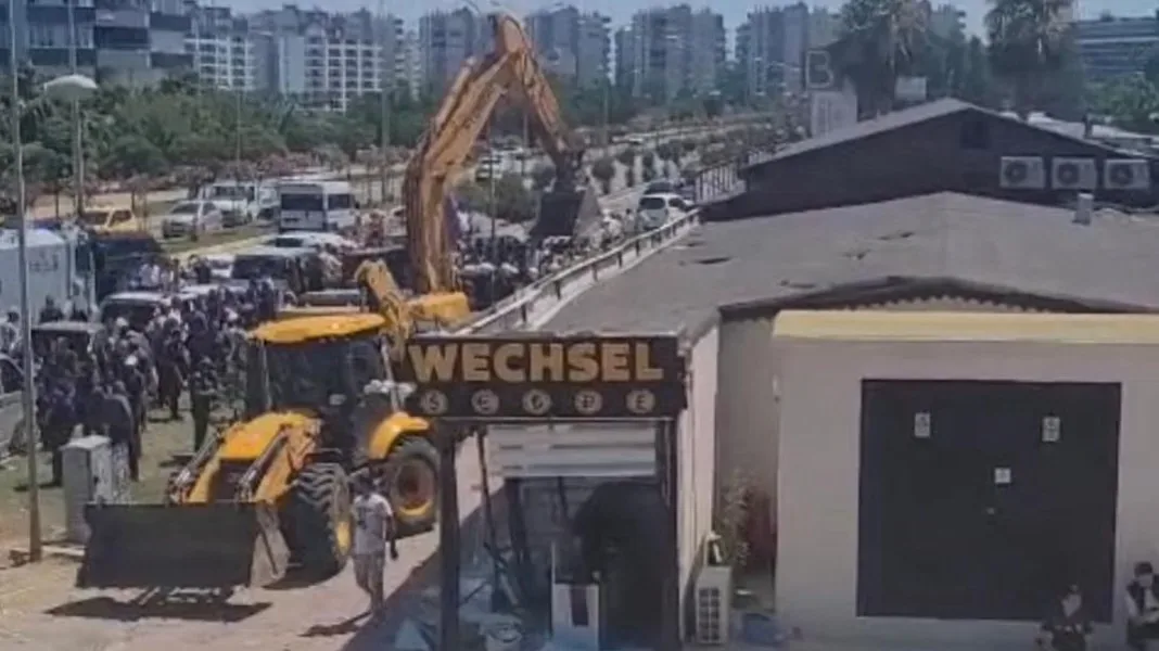 Antalya'daki turizm merkezinde yıkım gerginliği: Çevik kuvvet ve TOMA müdahale etti