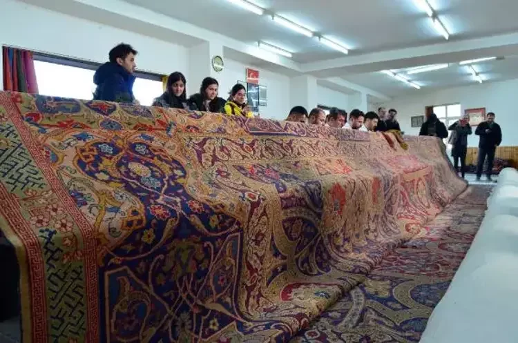 Hollanda Barış Sarayı'ndaki devasa Hereke halısı Türkiye'de restore edildi
