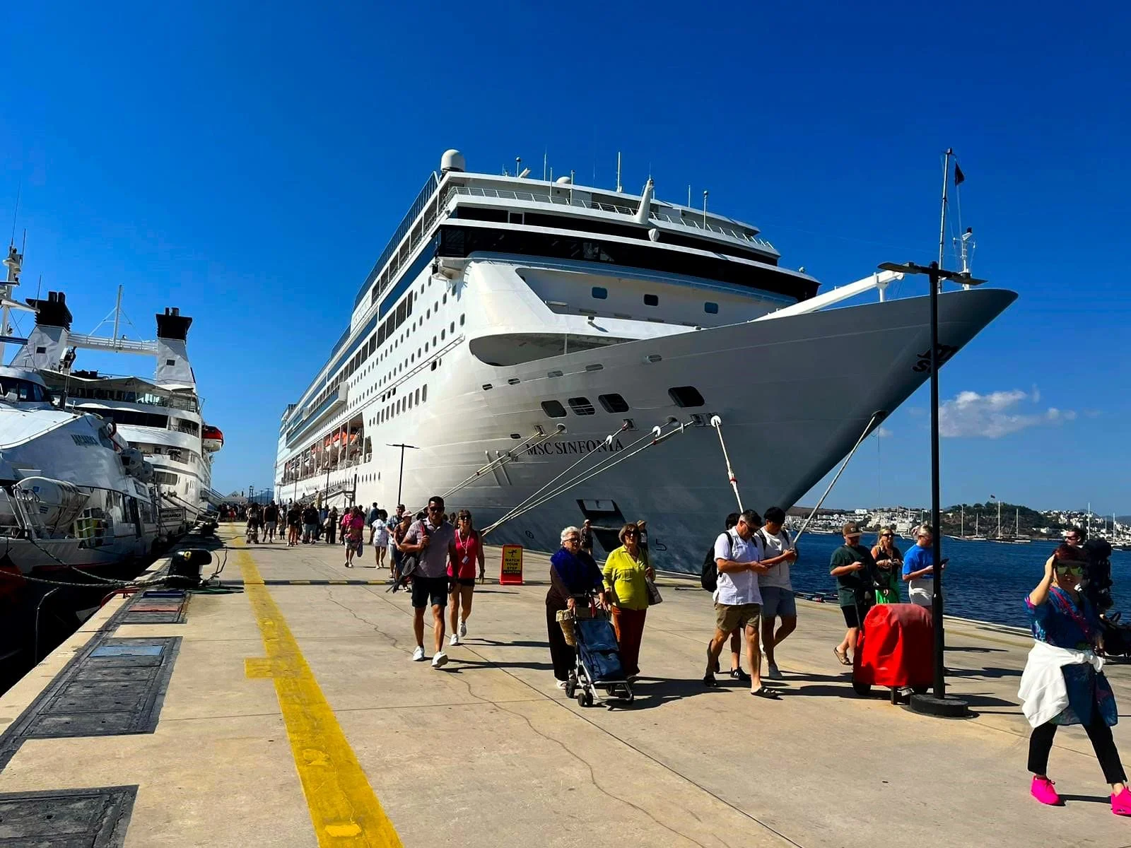 Bodrum’a 2 gemi ile 2 bin turist geldi