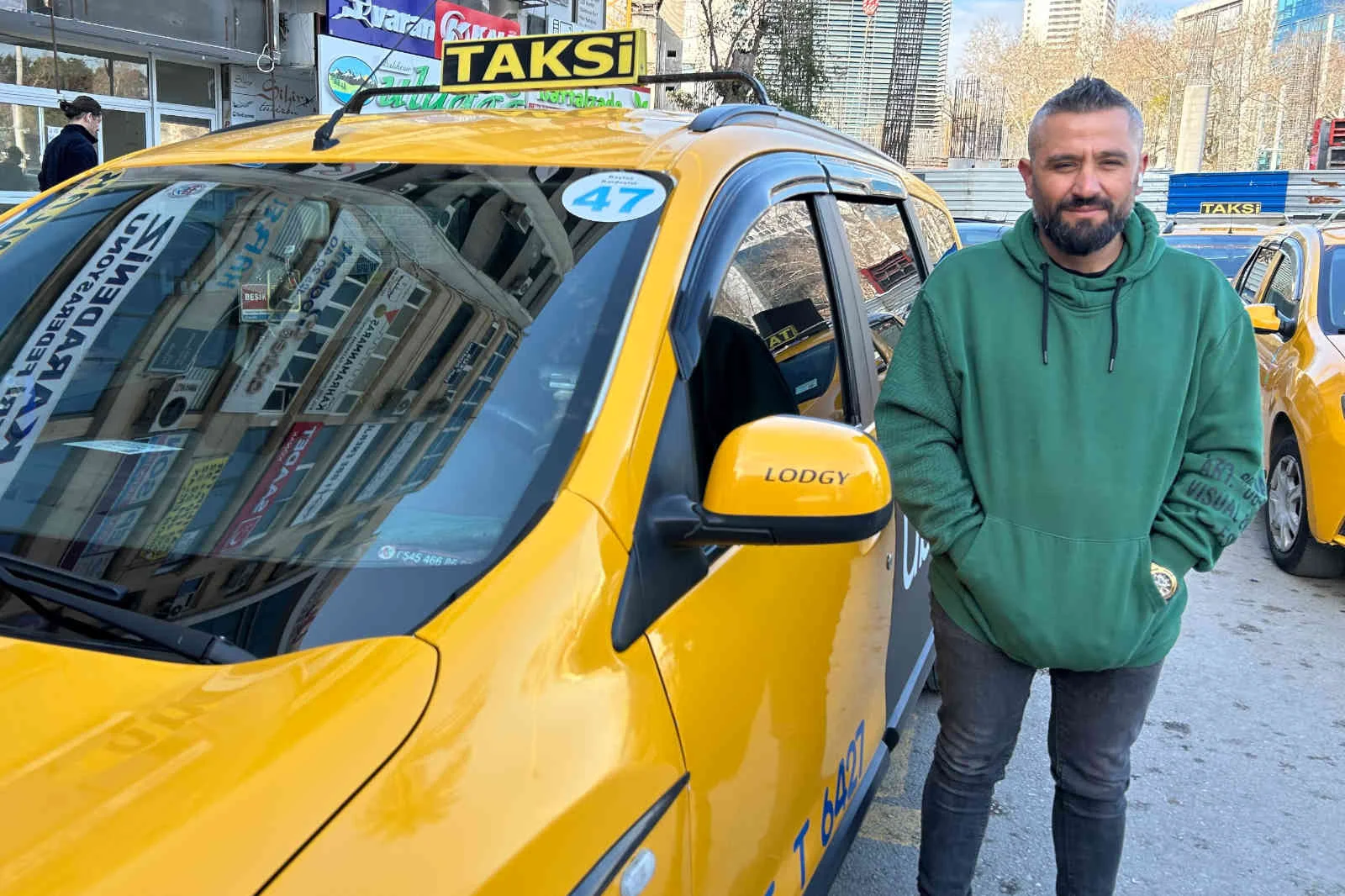 Taksici, unutulan telefonu filmleri aratmayacak şekilde turiste ulaştırdı