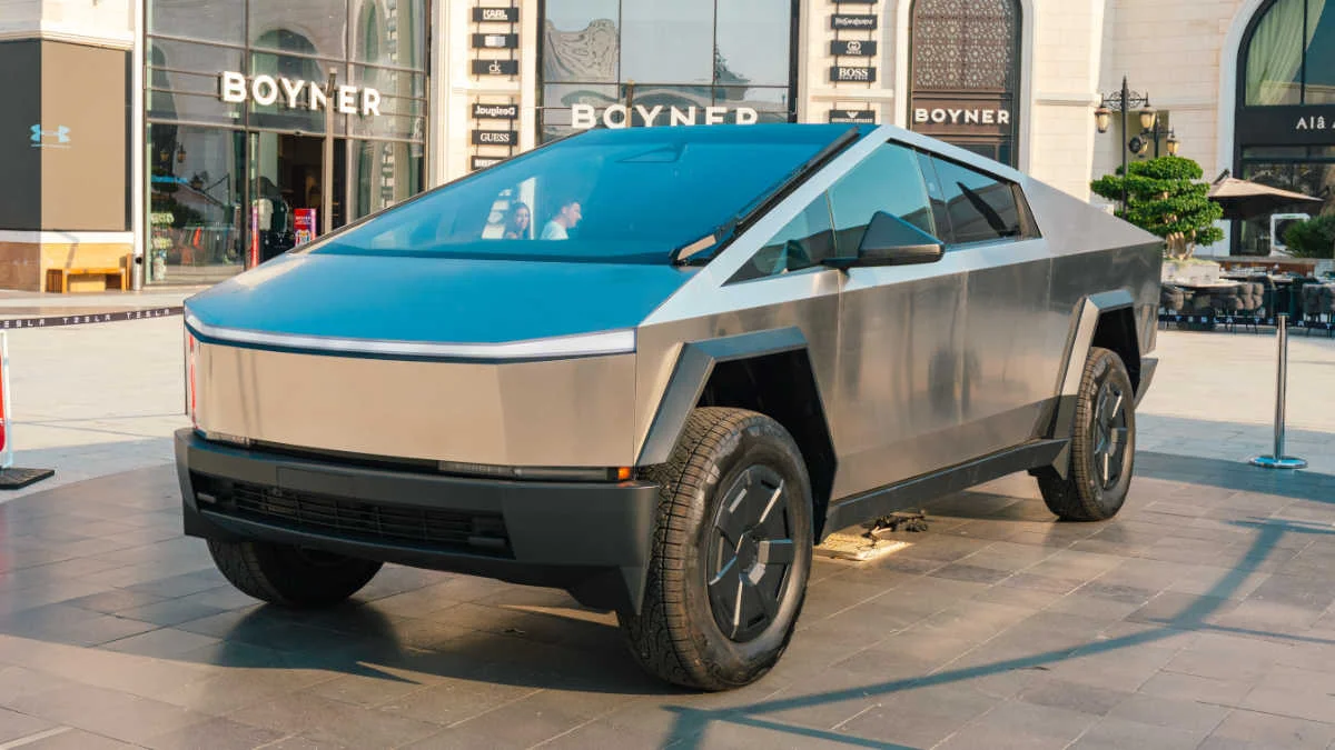Tesla Cybertruck, The Land of Legends'ta