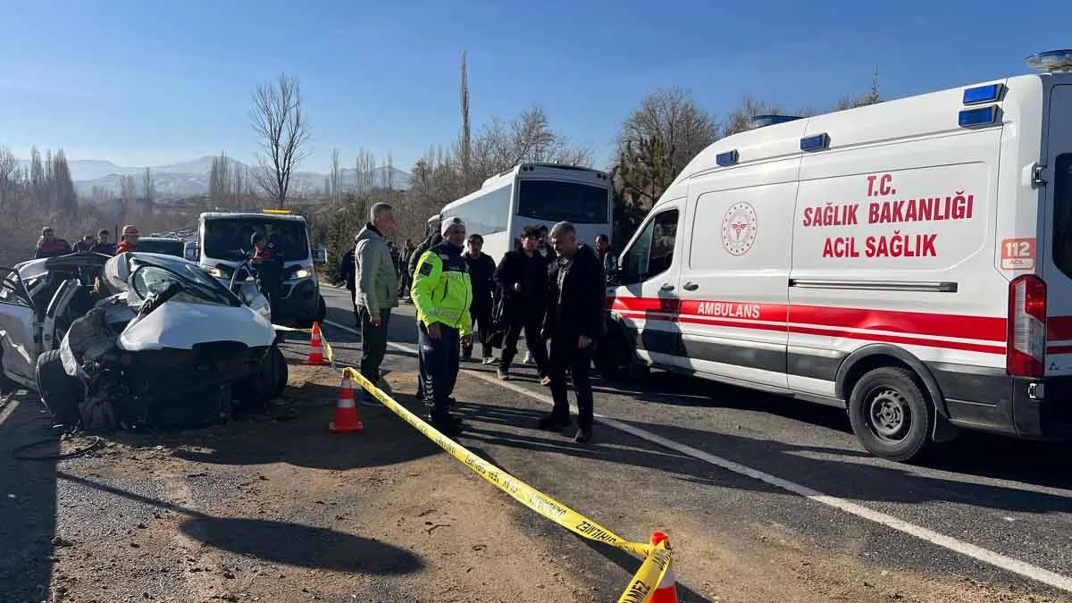 Nevşehir'de yolcu midibüsü ile otomobil çarpıştı: 11 yaralı
