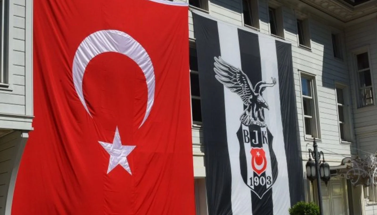 Galatasaray eski başkanının sahibi olduğu oteli Beşiktaş'ın eski başkanı satın aldı: Otele Beşiktaş bayrağı astırdı