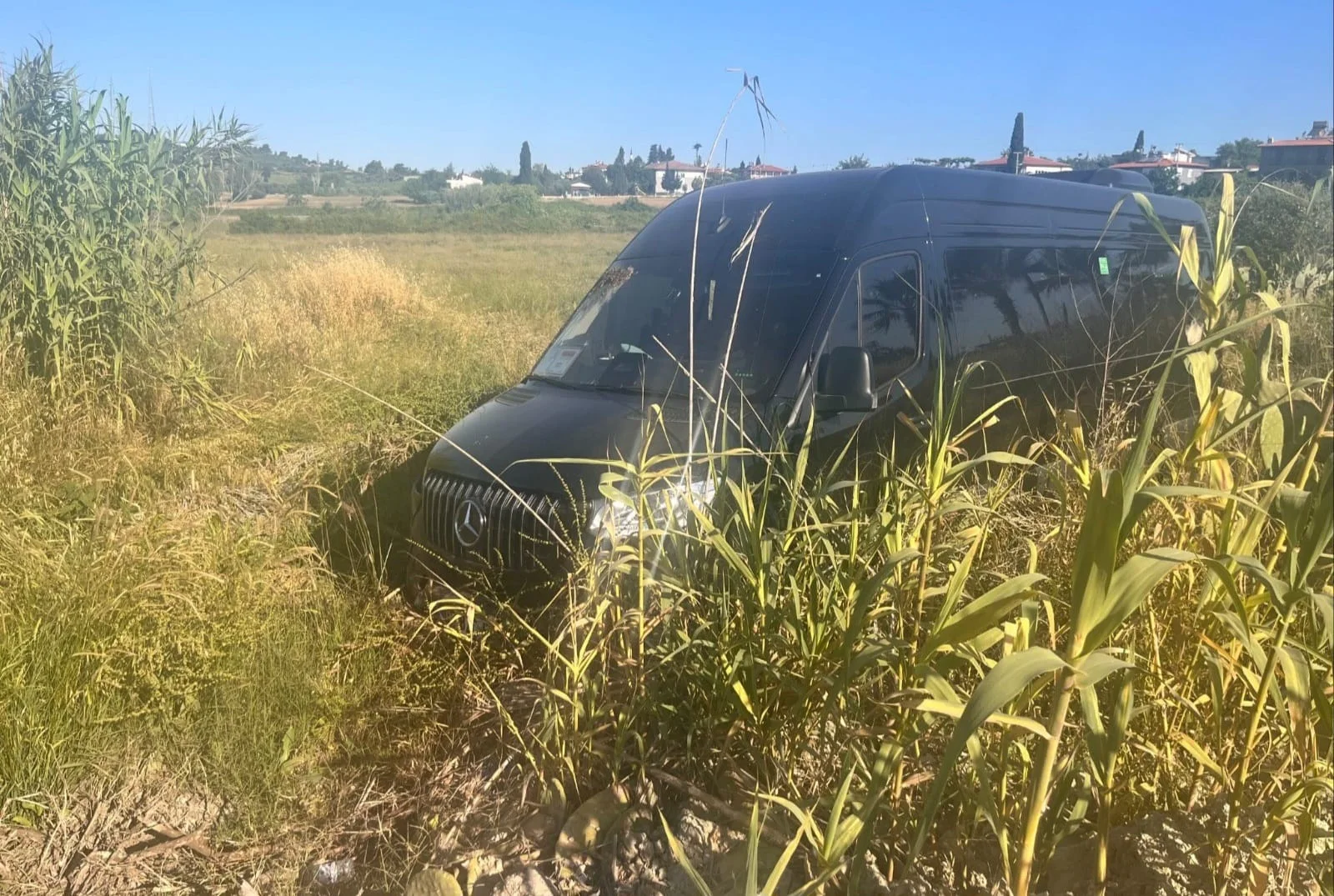 Antalya'da köpeğe çarpmamak için direksiyonu tarlaya kırdı: 2 Alman turist yaralandı