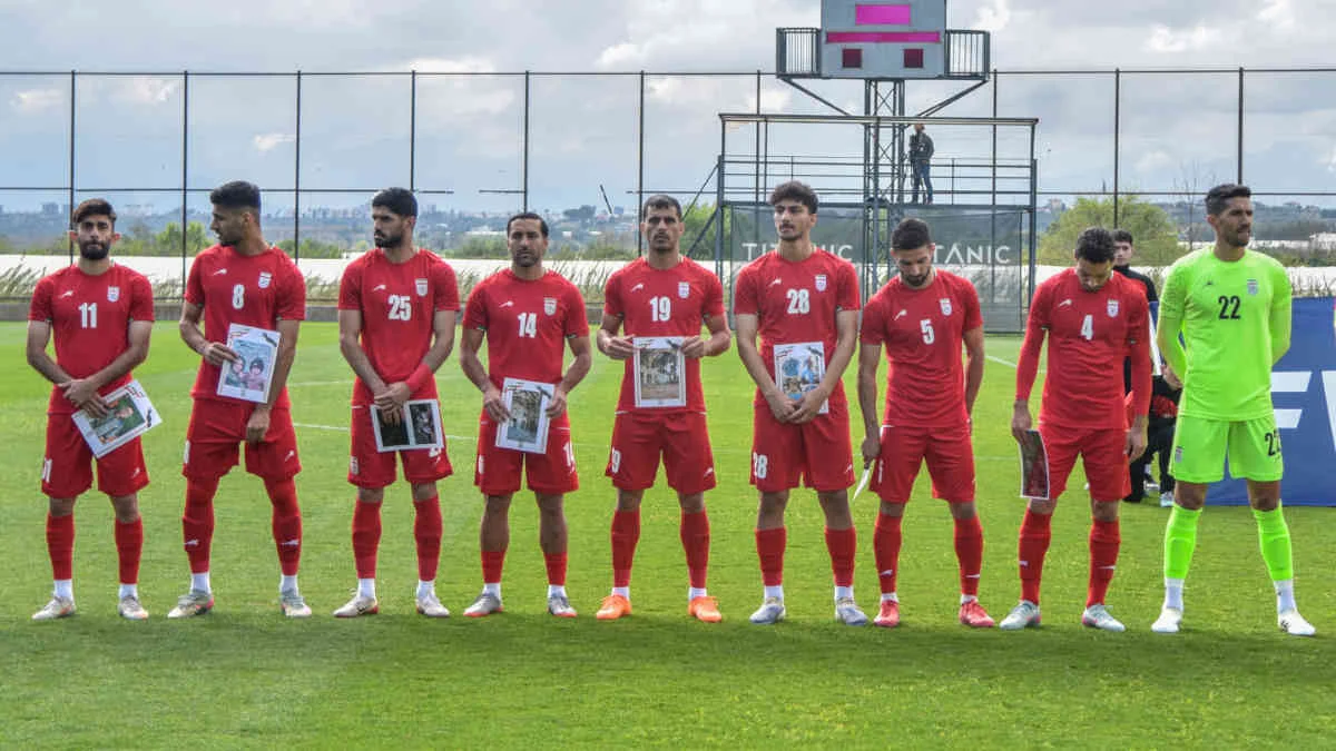 Antalya’da kamp yapan İran Milli Takımı hazırlık maçına savaşta hayatını kaybeden çocukların fotoğraflarıyla çıktı