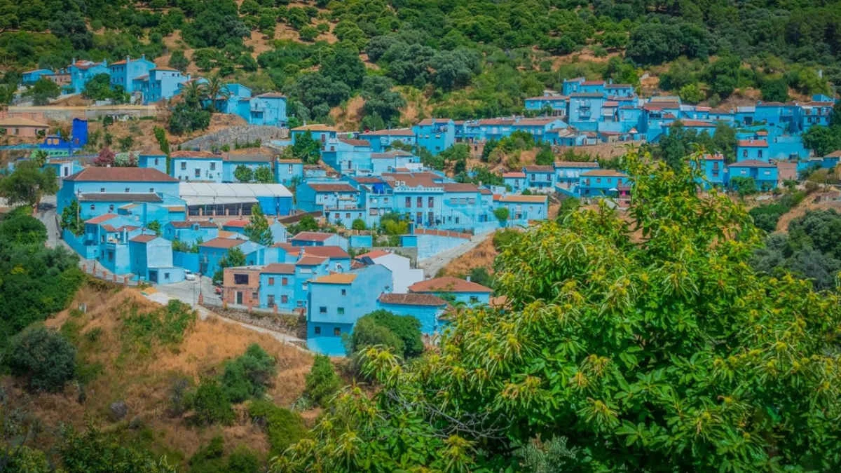 Köyü maviye boyadılar, turist akınına uğradılar 