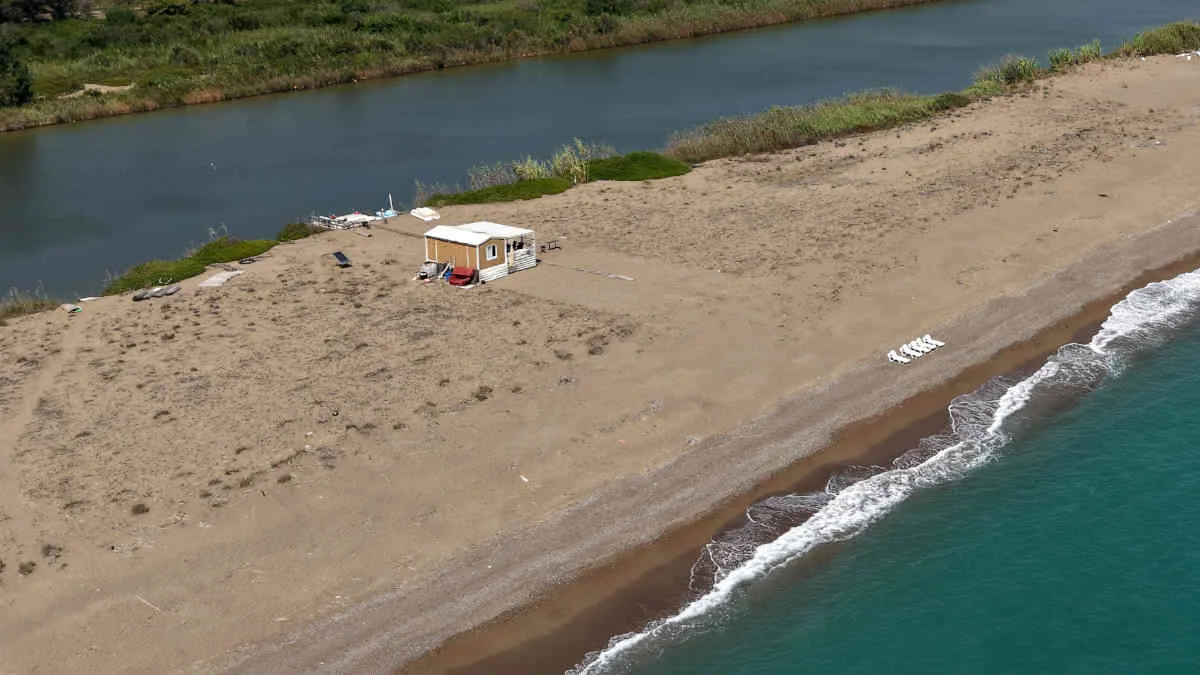 Antalya’daki  en özel kaçak baraka Deniz kıyısında plajı ve nehirde iskelesi var 