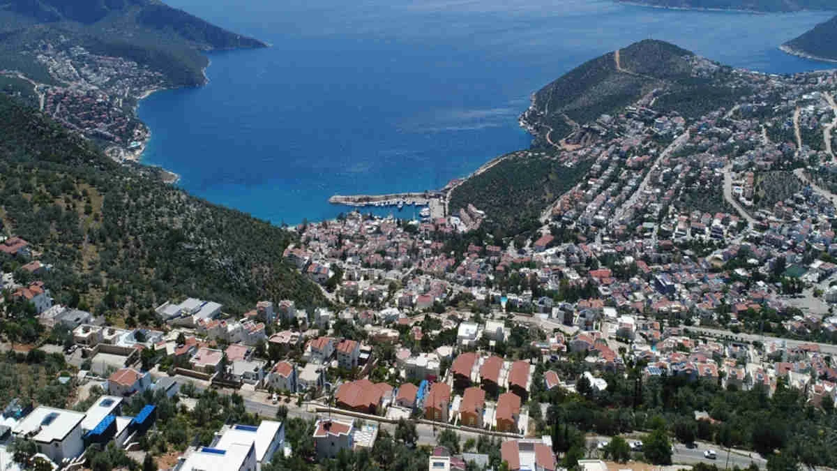 Villa turizmi ile öne çıkan Antalya - Kaş'ta 5 bin kaçak yapı yıkılamıyor