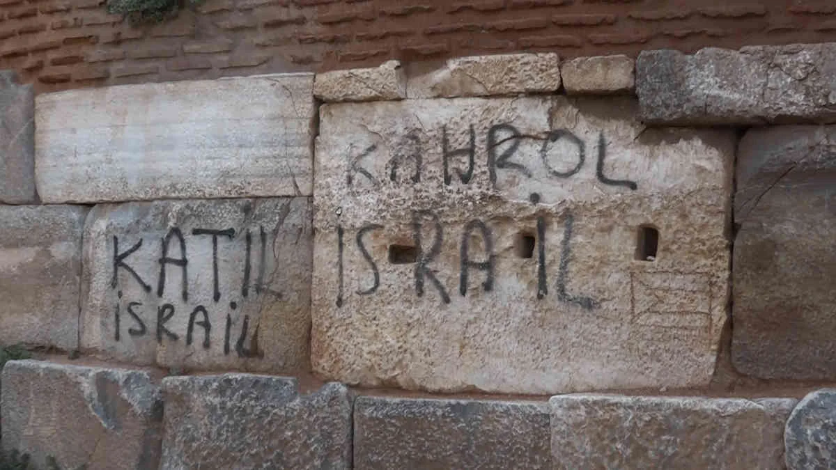 Bu nasıl protesto? 2400 yıllık kaleye sprey boya ile “Katil İsrail” yazdılar