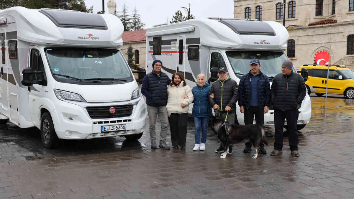 50 yıllık vatan hasretlerini Türkiye’yi karavanla karış karış gezerek gideriyorlar 