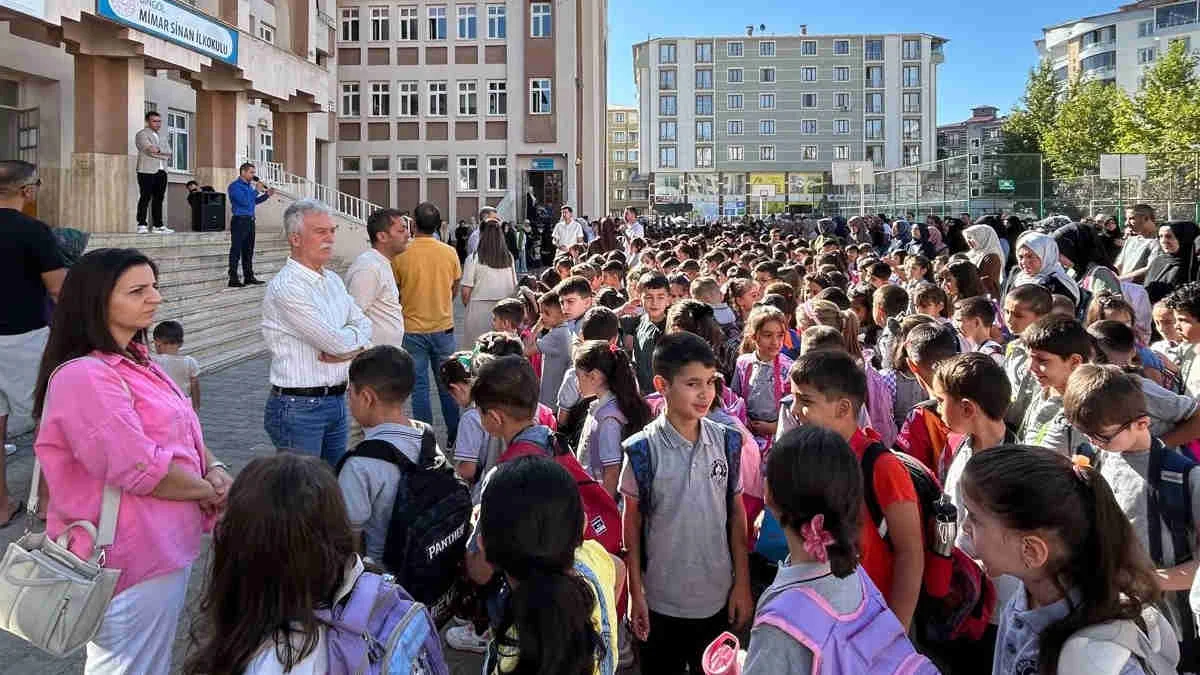 18 milyon öğrenci ve 1,2 milyon öğretmen ders başı yaptı