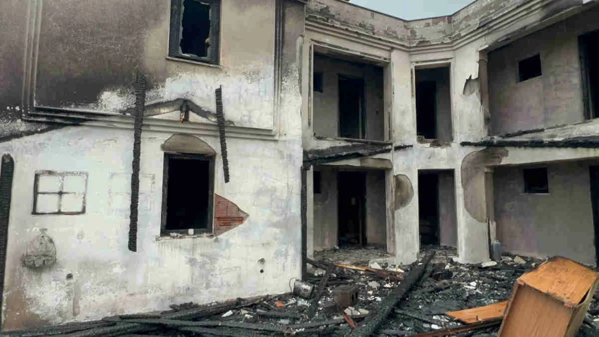 Çıkan yangında otel küle döndü: Otel sahibi ve eşi canını son dakikada kurtardı