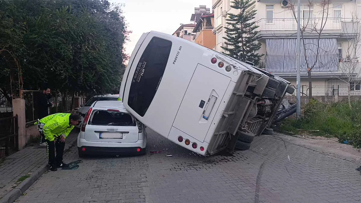 Antalya’da kaza yapan otel servisi, park halindeki araçların üzerine devrildi