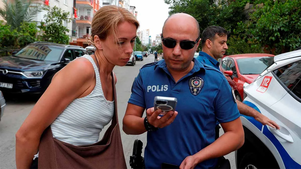 Kaybolan akıllı saatini GPRS ile takip eden Rus turist, polis ekipleriyle baskın yaptı