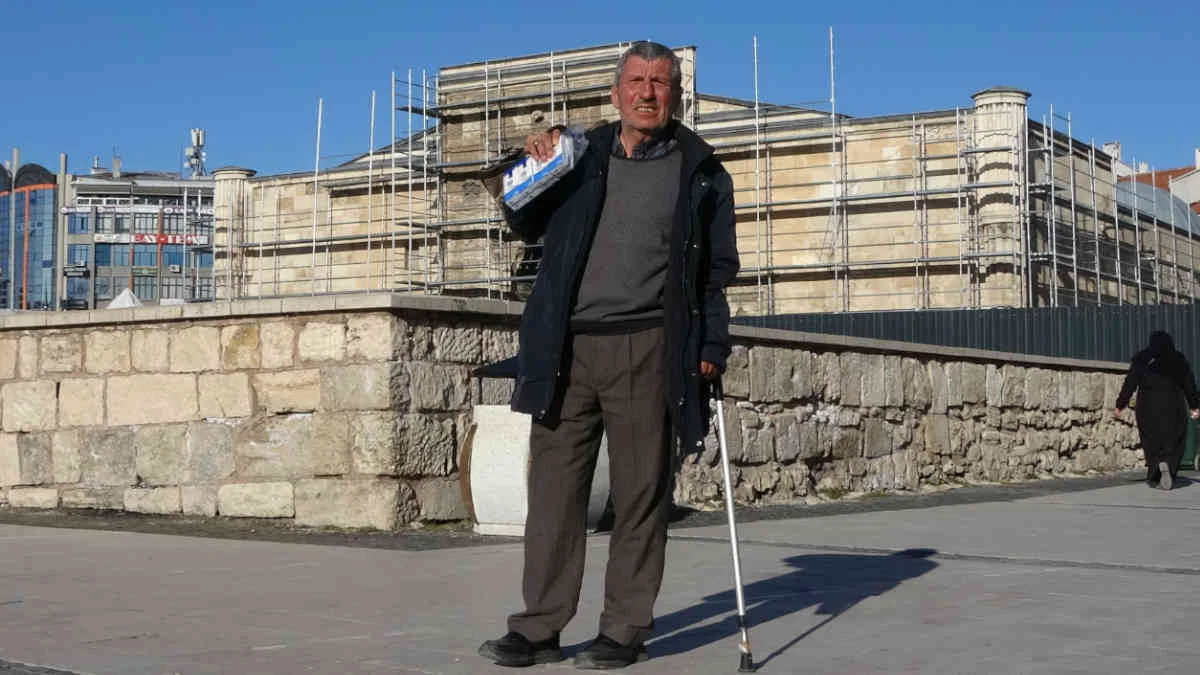 Hem seyyar satıcı hem de turistlerin gönüllü rehberi   