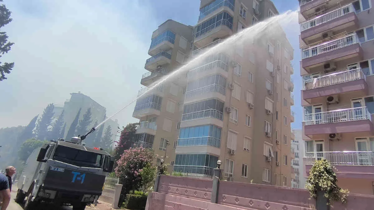Antalya’da ekiplerin hızlı müdahalesi oteli ve evleri yanmaktan kurtardı