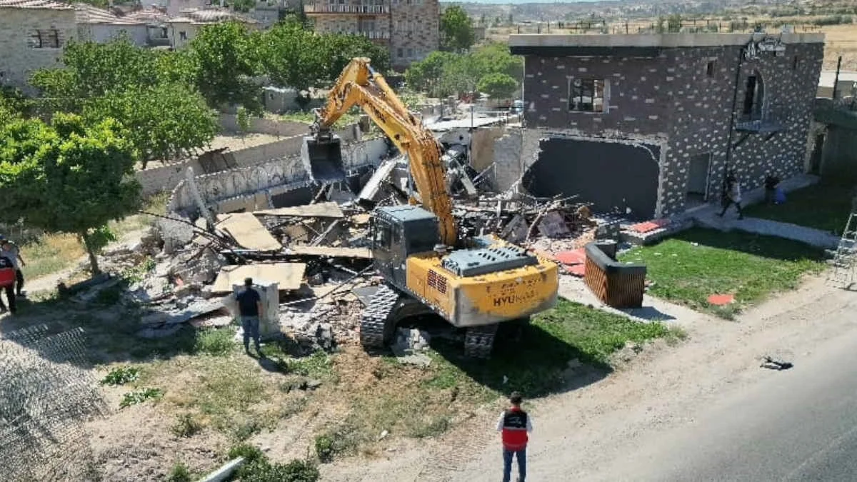 Kaçak otele geçit yok, iş makineleri ile yıkıldı